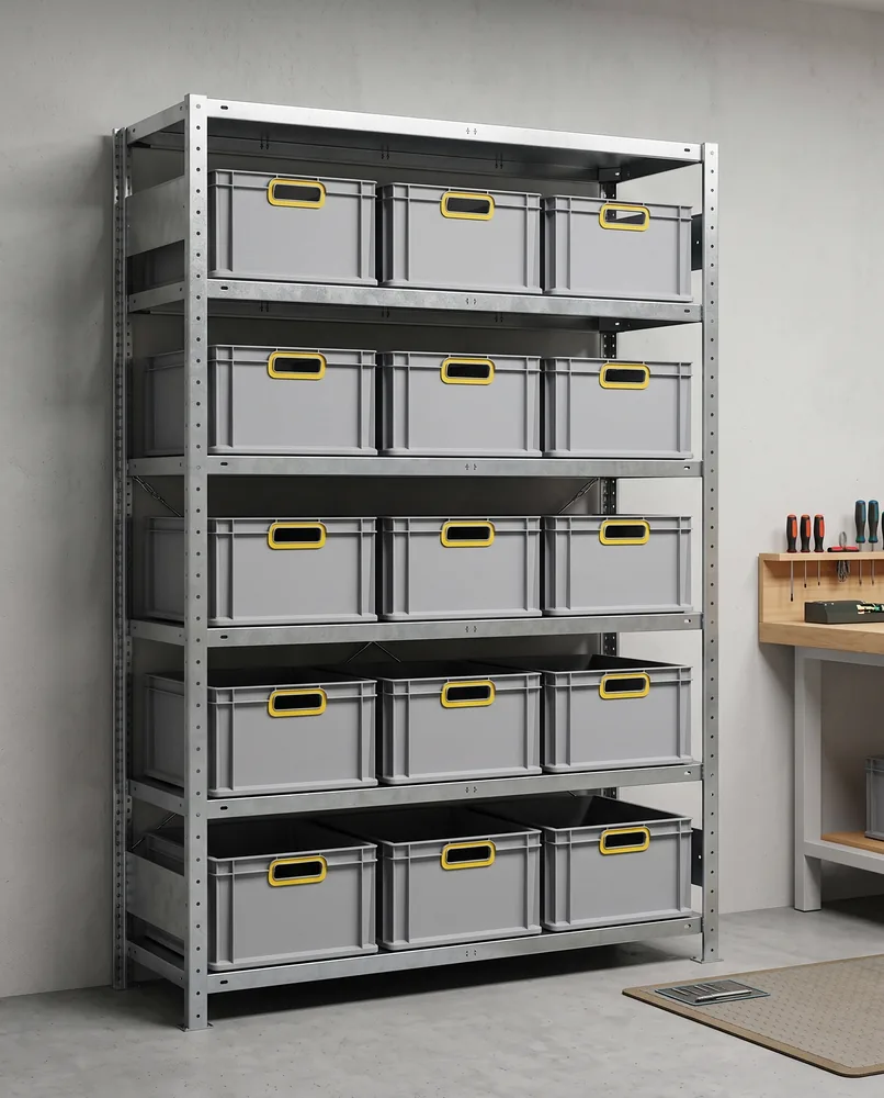 Euroboxen ordentlich einsortiert in einem verzinkten Metallregal